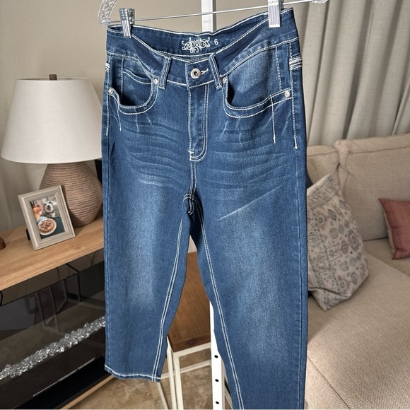 Revolt Women's Distressed Embroidered Jeweled Pocket Jeans Size 6 - Picture 2 of 12